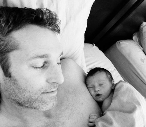 Adam w: Ananda in bed