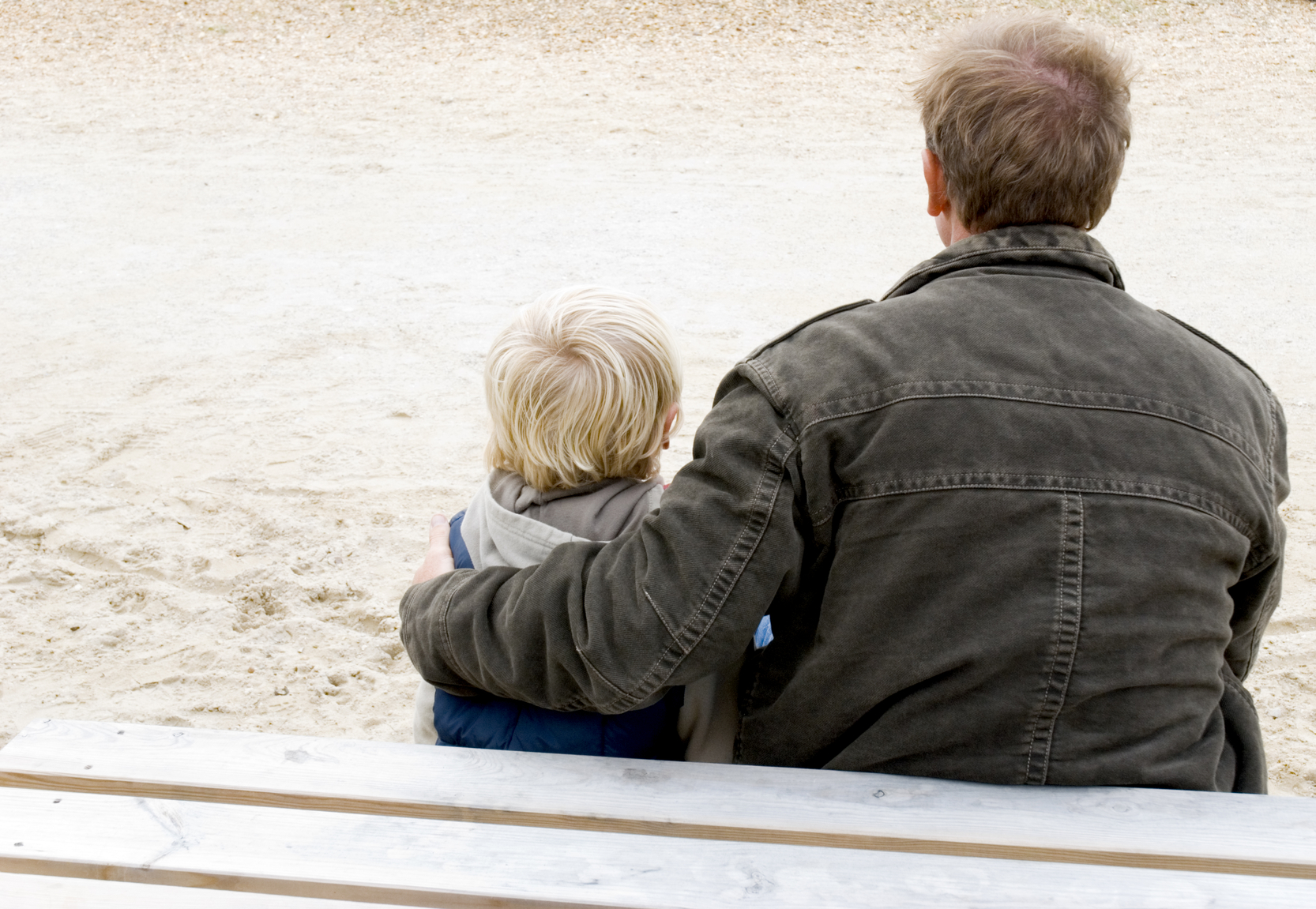 Поддержка одиноких родителей. Родители одиночки. Одинокие родители с детьми. Одинокий ребенок. Сын прощается с отцом.