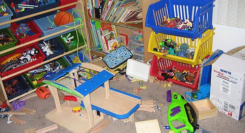 dads help cleaning house with kids