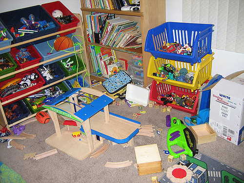 dads help cleaning house with kids